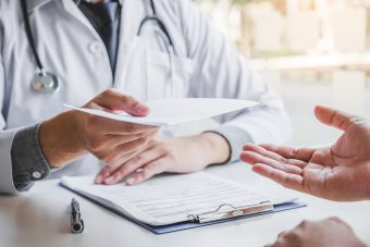 Werden ärztliche Atteste für kurzzeitige Krankheit bald abgeschafft? picture news
